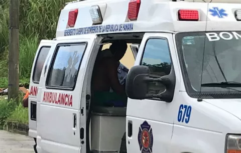 Dos menores y un adulto sufren quemaduras al incendiarse casa en Colón