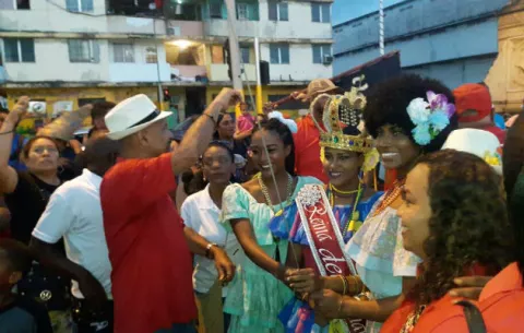 Calientan motores con izada de bandera del Carnaval 'Wapin Colón'