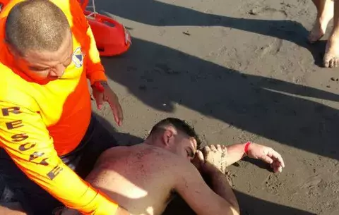 Rescatan a bañista que casi se ahoga en playa La Barqueta