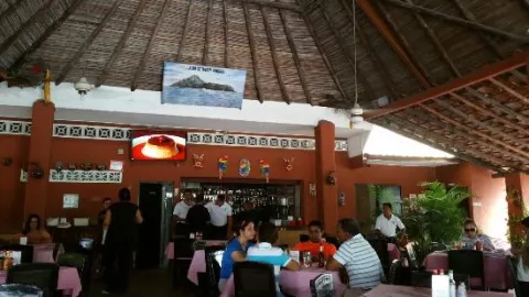 Les roban 8 mil dólares, 15 mil más en prendas y huyen con su propio auto