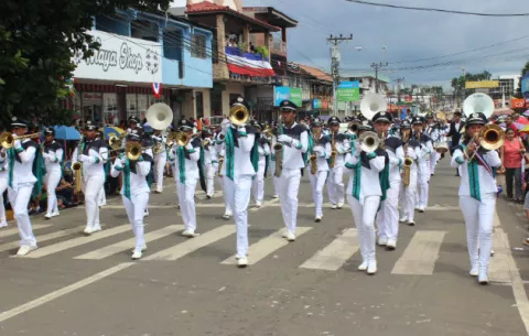 San Carlos celebra fundación y Santiago con vistoso desfile