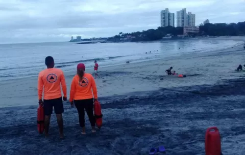 Panameños exponen sus vidas en las playas durante festividades patrias