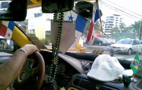 Condenan a taxista a siete años por robarle diez dólares a una pasajera