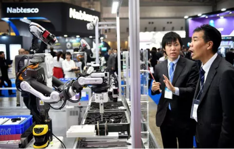 Robots creados para suplir carencias afectivas se toman feria en Tokio 