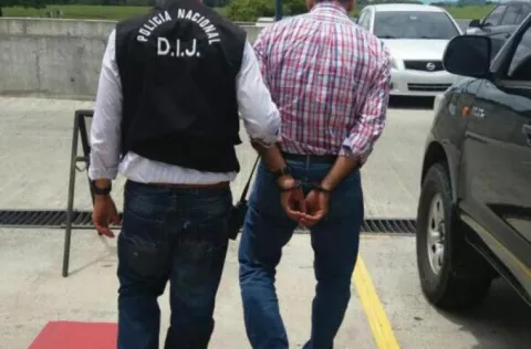 Maestro es condenado a doce años de prisión por tocar a niñas de primaria