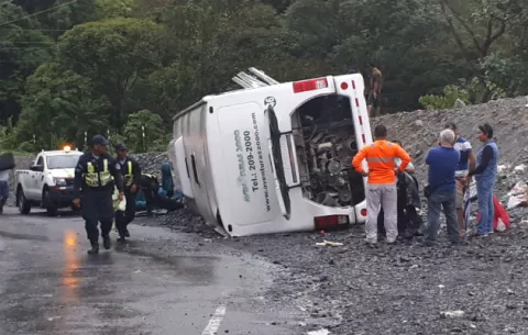 La curva de el Volteadero en La Pintada registra este año unos ocho accidentes de buses y camiones