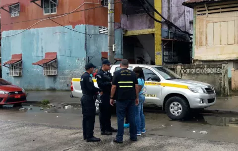 Muere mujer y un herido tras balacera en Colón