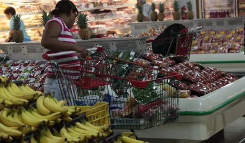 Comercios intentan atraer clientes mejorando precios  