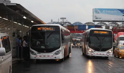 Gobierno invertirá  $5.2 millones en movilizar metrobuses a  Colón