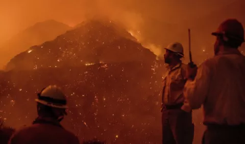 Incendios en EE.UU. dejan un muerto, 750 casas destruidas