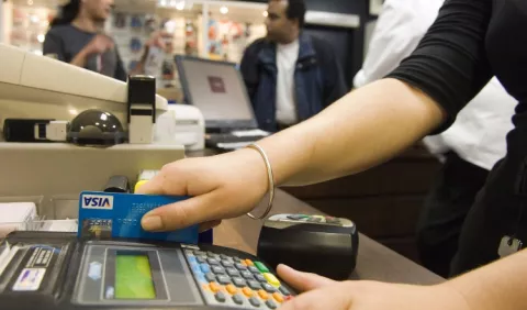 Alta deuda en tarjetas de crédito bajaría  el consumo 