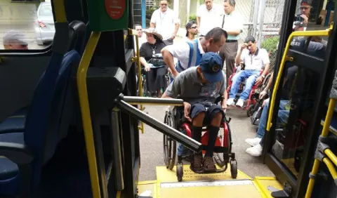 Menos espacios en metrobuses para personas con discapacidad