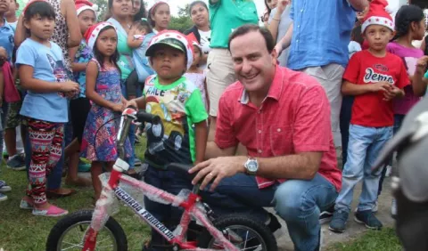 Francolini dio  regalos de Navidad a niños