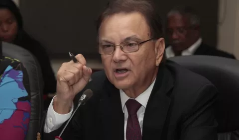 Tacla Durán revela que hubo acercamiento con el ministro Roberto Roy