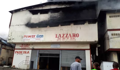 Incendio en Zona Libre de Colón consume dos bodegas