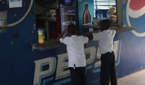 Centros educativos deberán vender comida saludable en el 2018