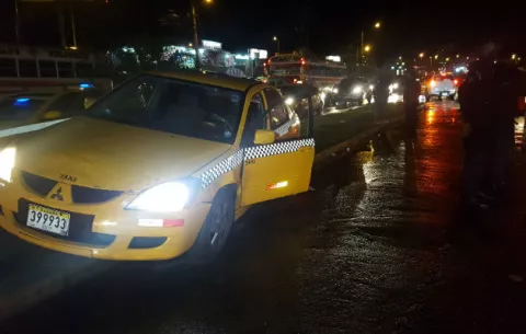 Asesinan a taxista a balazos en Colón; pasajera logra salvar su vida
