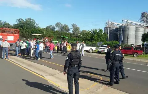 Maiceros protestan por incumplimiento en compra de maíz