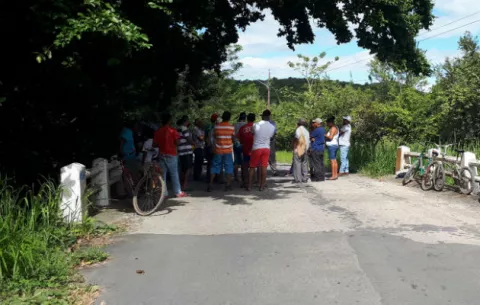 Cierran vía en Aguas Blancas de Penonomé, camiones dañan vía