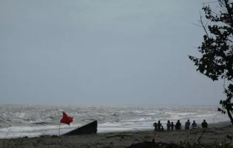 Se mantiene bandera roja para las playas del Caribe por fuertes oleajes