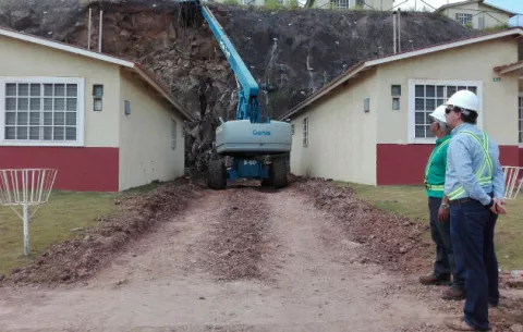 Residentes de La Valdeza preocupados por caída de rocas desde talud