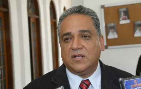 Camacho: 'Si Roux está aspirando, ¿por qué lo hace escondido?' 