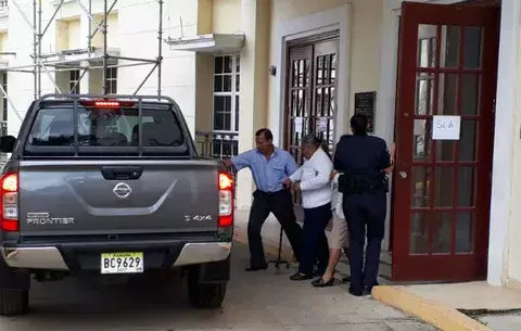 Cambian medida cautelar a madre del profesor Moreno, prófugo de la justicia