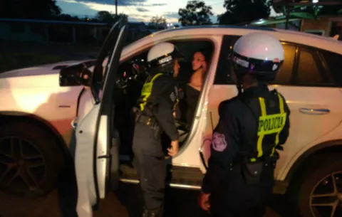 Mujer bajo los efectos del alcohol colisiona unidad de tránsito y se fuga