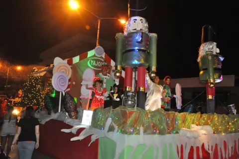 Miles de chitreanos disfrutan del desfile de Navidad