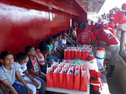 Novena juvenil de Coclé realiza labor social