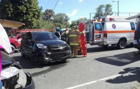 Colisión deja a dos personas con golpes de consideración en Veraguas