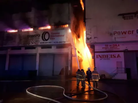 Fuego consume empresa de neumáticos en la Zona Libre de Colón