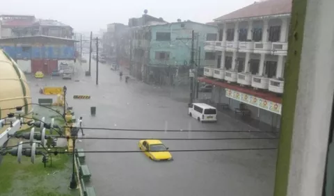 Fuerte lluvia inunda nuevamente la ciudad de Colón 