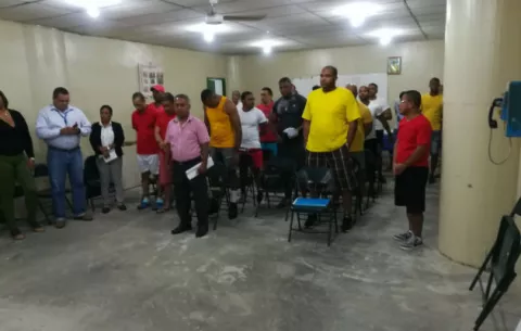Reclusos de Colón se gradúan como técnicos en refrigeración