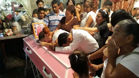 Familiares despiden a la pequeña Cristani en medio de mucho dolor