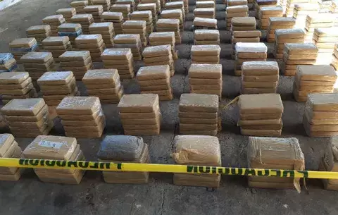 Colombianos arrojan bultos al mar; llevaban mil 67 paquetes de droga