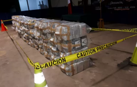 Incautan drogas y armas; ocupantes de embarcación se dan a la fuga 