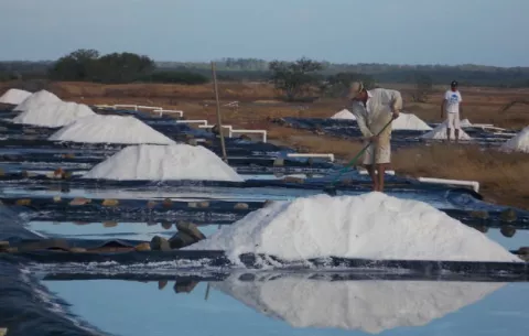 LLuvias retrasan trabajos en la producción de sal en Los Santos