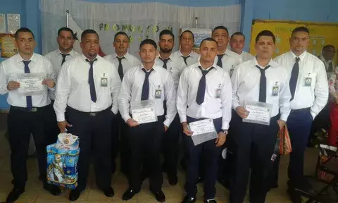 Convictos se gradúan de secundaria con con honores y becados