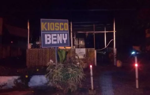Mujer con quemaduras por incendio tras explotar tanque de gas en kiosco