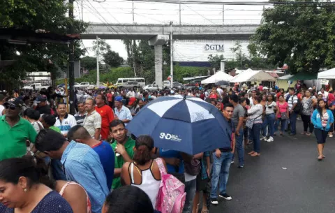 Atraso y largas filas en "Naviferias" causan inconformidad
