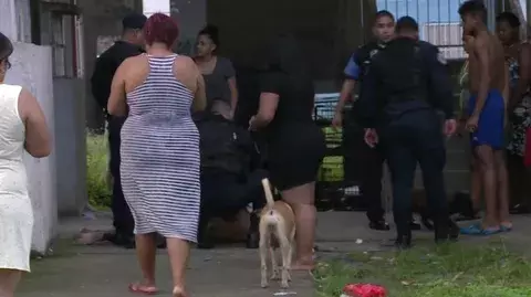 ¡Increíble! hombre se salva de una caída de un cuarto piso en Curundú