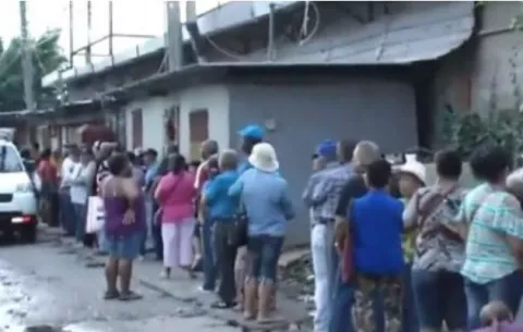 Panameños durmieron en colchones para comprar jamones del IMA