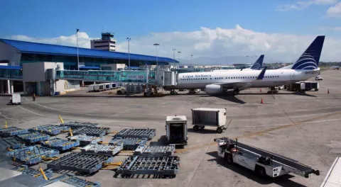 Inspectores aduaneros retienen dinero de un viajero israelí