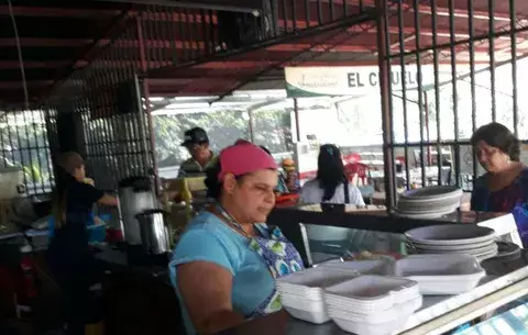 Mesonera devuelve 850 dólares a clienta en fonda de Los Santos