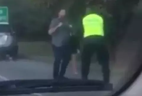 Chocó un auto, agredió a policía, se da a la fuga y lo atrapan ebrio