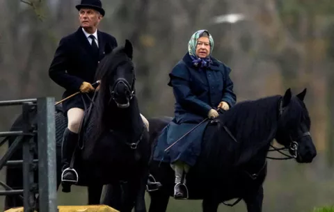 A sus noventa y uno la reina Isabel aún monta a caballo