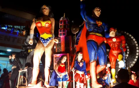 Personajes de cómics destacan en desfile navideño de Aguadulce