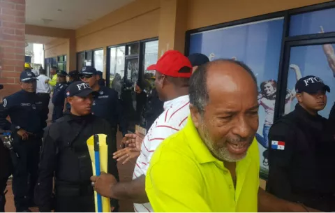 Protesta en oficinas del Mitradel en Colón termina en enfrentamiento