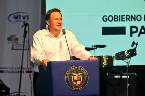 'Embriagado' de emoción Varela pone a Etchelecu como presidente